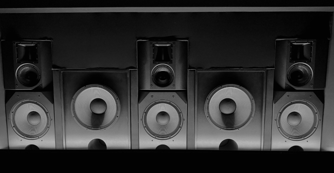 Mur d’enceintes Alcons, salle Dolby Atmos de White Mastering Studios